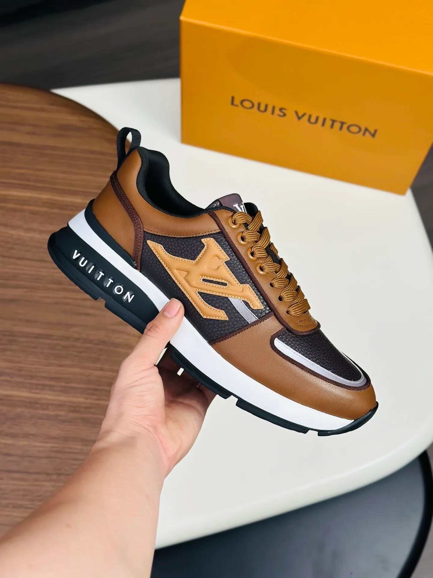 [L Family] Top P: 840💰 Size: 39-44 (38.45 can be customized) Lujia new color matching men's 🧍‍♂️trainer sneakers, this LV Trainer sneaker is made of soft grained calfskin, showing pure colors, the brand was born in 1854, the designer's handwritten brand logo is embellished on one side, virgil Designed by abloh himself, it is a very commemorative sneaker, the new LV Louis Vuitton trainer sneaker low casual sports culture versatile basketball shoes